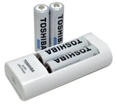 Toshiba Cargador Compacto para Pilas AA y AAA Incluye 4 Pilas Recargables Tamaño AA de 2000mA, Compatible: Xbox, Wii, Cámaras Fotográficas, Flash Fotográfico, Linternas