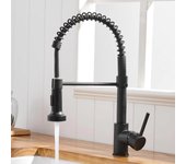 Grifo de cocina giratorio de 360° negro con rociador y manguera de entrada de agua.