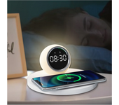 Reloj despertador digital multifuncional con carga inalámbrica y luz nocturna.