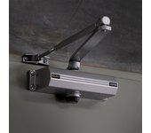 Cierrapuertas premium de alto rendimiento, fuerza ajustable de 4 a 5, cuerpo de aluminio plateado.