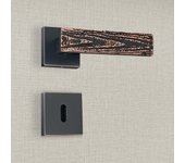 Manilla con llave de diseño flora, acabado cobre patinado negro - katchmee katchmee : flora - acabado cobre patinado negro