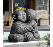 Estatua monjes shaolí­n abrazados con pátina gris 50 cm