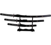 Set de Katanas de tres piezas S5076 modelo Último Samurai, consta de Katana, Wakisashi y Tanto. La vaina negra está tallada con detalles de letras. Katana de 100 cm. Mango con Encordado en Color Negro