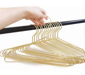 10 piezas perchas de ropa de metal de alta resistencia fuerte colgador de ropa antideslizante para el dormitorio (B: oro)