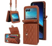 Para Motorola Razr 40 Ultra 5G Ranuras para tarjetas Estuche PU Cuero + PC Funda de teléfono cruzado Marrón