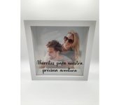 HUCHA CUADRADA BLANCA EN MADERA PERSONALIZADA CON FRASE Y FOTO PARA AHORROS