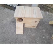 Nido de madera para la cría de patos y otras anatidas.