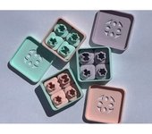 Set de 4 cortadores para Flores Escala 1:12 para casas de muñecas.Cortadores para rosas,Tulipanes,Peonías,Hojas, Mariposas y Flores Pequeñas. Herramientas de alta calidad pasa Porcelana fría y Arcilla Polimérica. Cajitas A y B. Tutorial incluido