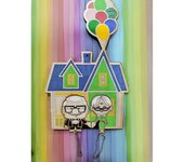 PORTA LLAVES CASITA UP PELICULA. 2 LLAVEROS PARA COLGAR EN SOPORTE DE PARED DE CASA