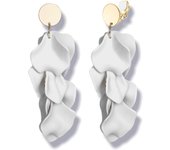Pendientes colgantes de pétalos de Rosa with clips, acrílicos, Rojos, Con Flores, Blancos, Negros, Rosas fuerces y naranjas, Estilo Bohemio, de Resina, florales, with Pearl y verde.