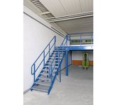 kaiserkraft Escalera de la plataforma de almacenamiento, escalones de rejilla, 17 peldaños, para altura de plataforma de 3500 mm