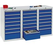 kaiserkraft Cajonera, H x A x P 900 x 1500 x 500 mm, 18 cajones de 100 mm de altura y 3 cajones de 200 mm, cuerpo en gris, cajones en azul genciana
