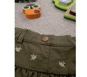 Shorts verdes con volantes para niña
