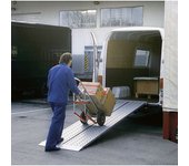 kaiserkraft Guía de carga de aluminio, superficie de rodadura perforada, carga máx. 530 kg, anchura del carril 400 mm