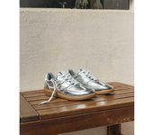 Bosanova Zapatillas deportivas para mujer con diferentes cortes, logo grabado en la lengüeta y suela de goma plana de 2.5 cm. Cierre con cordones planos.