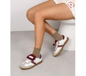 Bosanova Zapatillas planas estilo futbol retro para mujer en ante con pieza lateral con pasados, maxi lengüeta y suela plana de 2 cm. Cierre con cordones.