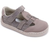 Zapatillas niño barefoot tipo cangrejera de la marca Zapy modelo Abubilla color piedra zapatillas abiertas Zapyflex calzado respetuoso fabricado en España con cierre de tira adherente y puntera reforzada muy comodas y flexibles