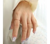 Encanto Anillo temperamental simple y liso, anillo fino para el meñique, anillo liso para el dedo índice, anillo de acero de titanio y oro de 18 quilates.
