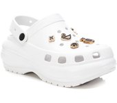 Zuecos niña y mujer de la marca Xti color blanc0 con pins en dorado y negro cangrejeras tipo zueco Xti muy ligeras y comodas para playa y piscina suela comfort tech con memory foam pro y con certificado vegano