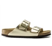 Cómoda  Cómoda chancla BIO mujer de Birkenstock. Clásico modelo Arizona de hebillas en Birko-Flor oro. Planta anatómica que recoge el pie. Piso ligero y antideslizante Altura Tacón bajo (1-3 cm) Referencia 1016111-GOLD