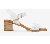 Bosanova Sandalias en piel con detalle de tira ancha al empeine con grabado trenzado brillante y ligero tacón efecto madera. Cierre de pulsera con hebilla metálica.