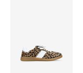 Bosanova Zapatillas planas estilo futbol retro para mujer en ante con pieza lateral con pasados, maxi lengüeta y suela plana de 2 cm. Cierre con cordones.