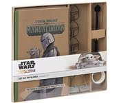 Cerdá Set Papeleria The Mandalorian & Baby Yoda - Cuaderno Kraft A5 - Boligrafo Negro de Metal - Cinta Adhesiva - Clips con Forma - 2 Clips Metálicos