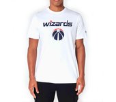 NOS NBA REGULAR TEE WASWIZ WHI: Camiseta NBA Washington Wizards, en blanco, ideal para los fanáticos de los Wizards que buscan una camiseta deportiva y cómoda para su estilo diario mientras apoyan a su equipo. ✅ Entrega 24/72h a España (península).