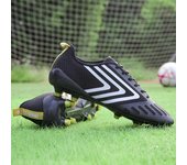 Macho y mujer adulto adolescente fondo de uñas largas uñas rotas fondo plano hierba antideslizante zapatos de fútbol