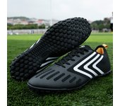 Macho y mujer adulto adolescente fondo de uñas largas uñas rotas fondo plano hierba antideslizante zapatos de fútbol