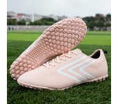 Macho y mujer adulto adolescente fondo de uñas largas uñas rotas fondo plano hierba antideslizante zapatos de fútbol