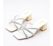 Sandalias de tacón con tira fina y strass