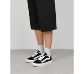 Bosanova Zapatillas deportivas para mujer con detalle de lengüeta acolchada, pieza lateral abultada y suela lisa. Cierre con cordones planos.