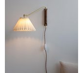 Lámpara de lectura de pared con brazo oscilante enchufable para dormitorio, aplique de pared de madera estilo granja con pantalla de tela plisada, brazo largo ajustable, lámpara de pared nórdica moderna para dormitorio, mesita de noche, sala de estar