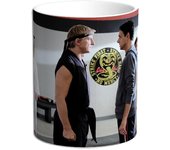 Taza Cobra Kai. Karate Kid. Johnny Lawrence. Daniel Larusso. Miyagi. Miguel. Robby. Halcon. Samantha. Tory