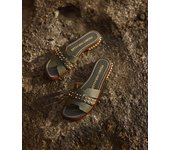 Pedro Miralles Sandalias planas de piel en color verde kaki modelo ADALIA en tonos Verdes. Hecho a mano en España.