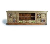 Mueble televisor hecho a mano con detalles de azulejos