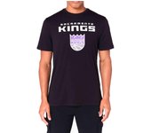 NOS NBA REGULAR TEE SACKIN BLK: Camiseta NBA San Antonio Spurs, en negro, perfecta para los seguidores de los Spurs que desean una camiseta deportiva, cómoda y elegante para cualquier ocasión. ✅ Entrega 24/72h a España (península).