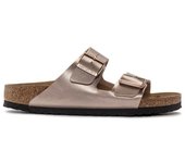 Cómoda  Cómoda chancla BIO mujer de Birkentock. Clásico modelo Arizona de hebillas ahora en metalic copper. Horma estrecha. Planta anatómica que recoge la silueta del pie Altura Tacón bajo (1-3 cm) Referencia 1023960-COPPER