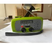 Radio solar de emergencia, radio de manivela con linterna LED, alarma SOS, AM/FM, con batería de 2000 mAh para carga de emergencia de Smartphone Green