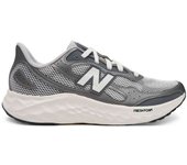 marca New Balance modelo Maristg4 para hombre en color gris