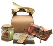 Pack caja de Regalo Macruma de Jabones Artesanos con aceite de oliva y esencias naturales mas Vela de Soja Natural.
