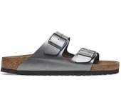 Cómoda  Cómoda chancla BIO mujer de Birkentock. Clásico modelo Arizona de hebillas ahora en metalic negro. Horma estrecha. Planta anatómica que recoge la silueta del pie Altura Tacón bajo (1-3 cm) Referencia 1029224-NEGRO