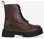 Bosanova Botas militares estilo punk confeccionadas en piel vegana con plataforma dentada y cordones hasta la parte superior. Cierre con cremallera.