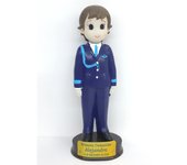 Figura para pastel de comunión personalizada niño MARINERO AZ 17cm. Figura fabricada en resina y peana de madera, perfecta para decoración tartas de comunión y regalo especial para el niño que realiza la comunión. AÑADIR TEXTO EN (Chatear con la tienda))
