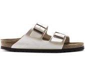 Cómoda  Cómoda chancla BIO mujer de Birkentock. Clásico modelo Arizona Birko-Flor® tono perla white con hebillas tono bronce. Ancho estrecho. Planta anatómica Altura Tacón bajo (1-3 cm) Referencia 1009921-PEARL