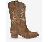 Bosanova Bota cowboy de media caña confeccionada en serraje piel con detalle de cortes y bordados a contraste, ligero tacón de madera.