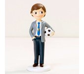 Figura tarta para primera Comunión niño con balón de fútbol. Un detalle imprescindible en la celebración de una Primera Comunión de todos aquellos niños a los que les encanta el fútbol.