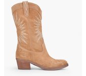 Bosanova Bota cowboy de media caña confeccionada en serraje piel con detalle de cortes y bordados a contraste, ligero tacón de madera.