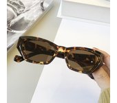 Gafas de sol de montura pequeña personalizadas gafas de sol de ojo de gato de moda para mujer gafas versátiles retro